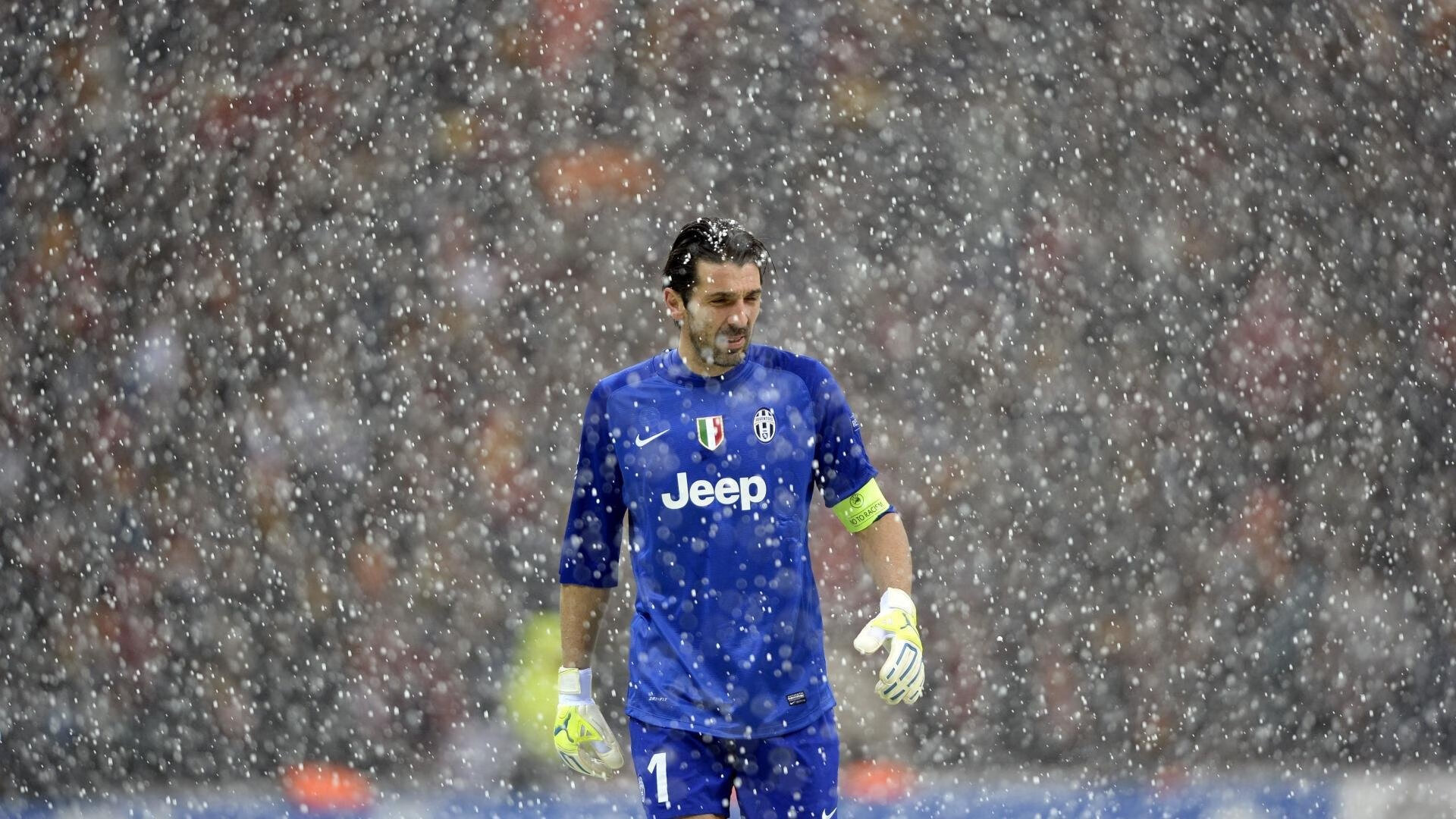 曼联球迷庆祝百年老队成就感人至深,曼联拜年